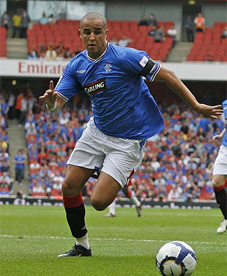 Madjid Bougherra en un partido con el Glasgow Rangers.