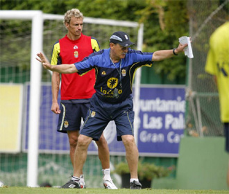 Pignol atiende a Sergio Kresic durante un entrenamiento de Las Palmas.