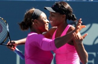 Venus y Serena Williams se abrazan tras ganar el US Open 2009.