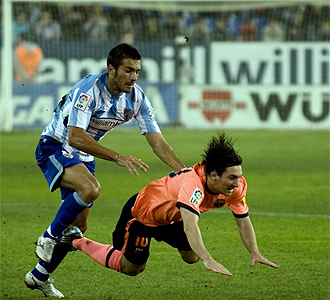 Xavi Torres lucha un bal�n con Messi en el �ltimo partido de Liga.