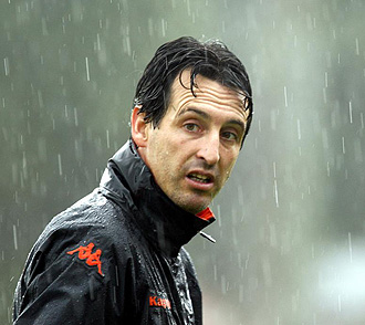 Emery bajo la lluvia durante un entrenamiento del Valencia