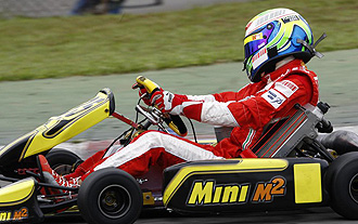 Massa conduciendo un kart