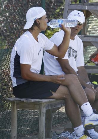 Rafa Nadal y su to Toni durante un entrenamiento en Manacor.