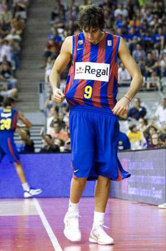 Ricky Rubio se mira la camiseta en un amistoso con el Barcelona.