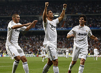 Cristiano Ronaldo, Benzema y Kaka celebran uno de los goles al Marsella