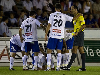 Los jugadores del Tenerife rodean a Ricardo tras el golpe sufrido por Iturraspe.