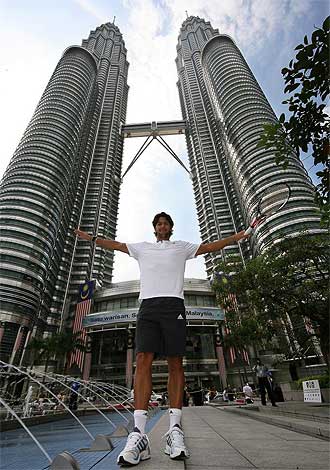 Verdasco posa ante las Torres Petronas de Kuala Lumpur.