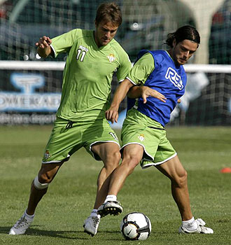 Caffa le intenta robar el balón a su compañero Óscar López durante un entrenamiento del Betis de la pasada semana