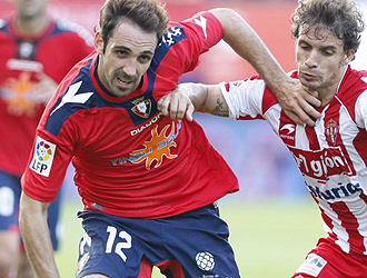 Juanfran pugna por un balón en el choque ante el Sporting.