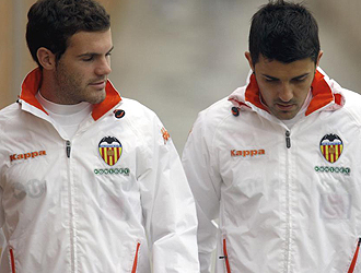 Mata y Villa caminan en Paterna antes de un entrenamiento del Valencia.