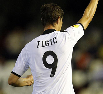 Zigic celebra su tanto ante el Genoa.