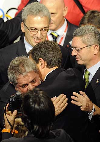 Lula se abraza con Zapatero en presencia de Gallardn.