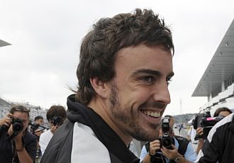 Alonso sonre en el circuito de Suzuka.