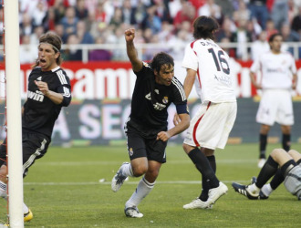 Raúl celebra uno de sus goles de la temporada pasada en el Pizjuán