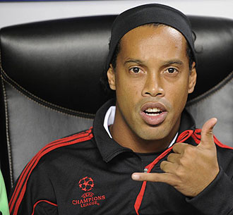 Ronaldinho en el banquillo del Milan