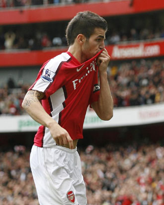 Cesc besa el escudo del Arsenal tras anotar el 4-2.