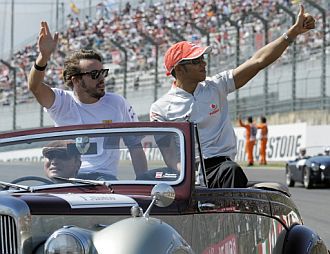 Alonso saluda al p�blico junto a Hamilton.