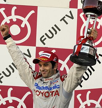 Trulli celebra en el podio de Suzuka su segundo puesto.