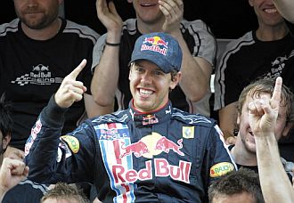 Vettel celebra el triunfo en Japn con su equipo.