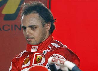 Massa, pensativo en el box de Ferrari.