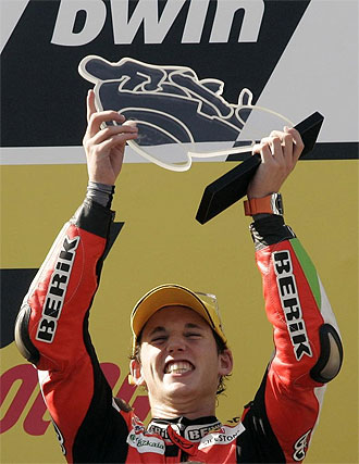 Pol Espargar� celerba su victoria en Estoril.