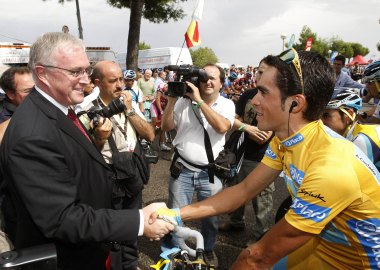 Pat McQuaid, el presidente de la UCI, junto a Alberto Contador en la visita que realizó el año pasado a la Vuelta a España