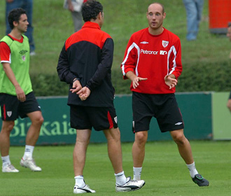 Toquero charla con Caparrós en un entrenamiento del Athletic.
