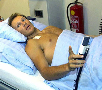 Hermann Maier estuvo a punto de perder una pierna tras su grave accidente de moto del pasado mes de marzo... en la imagen, en el hospital