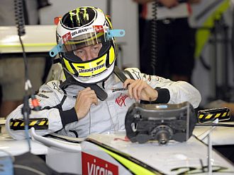 Button se mete en su monoplaza de Brawn GP.
