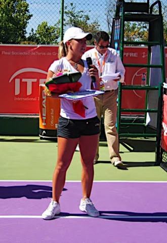 Beatriz Garc�a-Vidagany tras recibir el trofeo de subcampeona del ITF de Granada.
