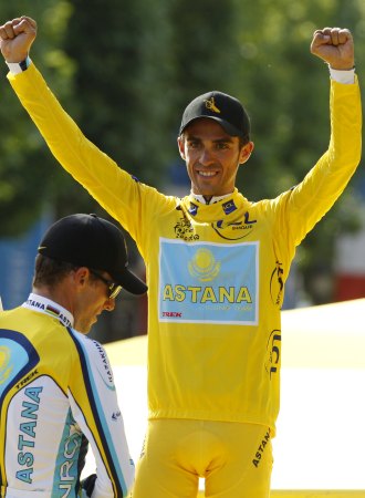Alberto Contador, en lo m�s alto, y Lance Armstrong en el podio del pasado Tour de Francia.