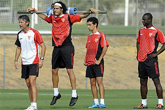 Los jugadores del Sevilla, durante el entrenamiento de este martes