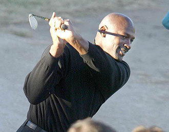 Michael Jordan jugando a golf en el Saler en 2004