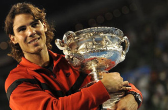 Rafa Nadal posa con el trofeo de campeón del Open de Australia.