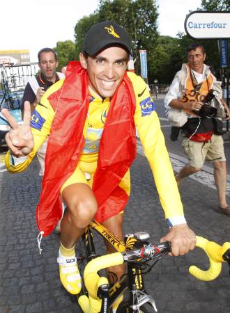 Alberto Contador en su triunfal paseo por los Campos Elíseos parisinos.
