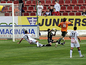 Pavone, en la imagen salvando la salida de Notario para marcar el segundo gol del Betis en Albacete, volver al once verdiblanco ante el Real Unin