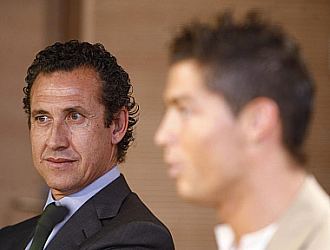 Jorge Valdano, junto a Cristiano Ronaldo, durante la presentacin del portugus como jugador del Real Madrid.