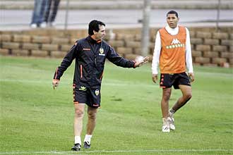 Unai Emery da instrucciones a sus jugadores durante un entrenamiento del Valencia.