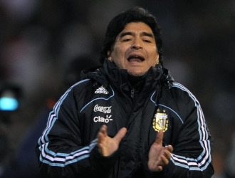 Maradona da instrucciones
