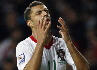 Simao se lamenta durante un partido con Portugal