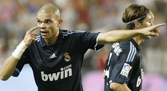 Pepe reclama la atencin de sus compaeros durante el partido del pasado domingo en el Pizjun.