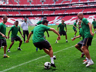 Cristiano realiza un rondo con varios compaeros de Portugal, includo Pepe, ante la mirada de Queiroz.