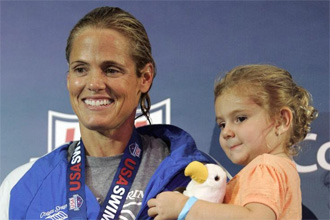 Dara Torres junto a su hija tras ganar los 50 libres en el Campeonato de Estados Unidos.