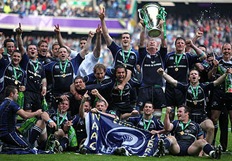 Los jugadores de Leinster, con su capitn Brian O'Driscoll sujetando la copa, celebran su victoria en la final de la Heinken 2009
