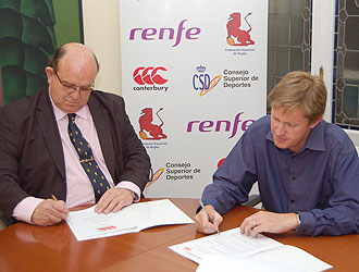 El Presidente de la Federacin Espaola de Rugby firmando un acuerdo.