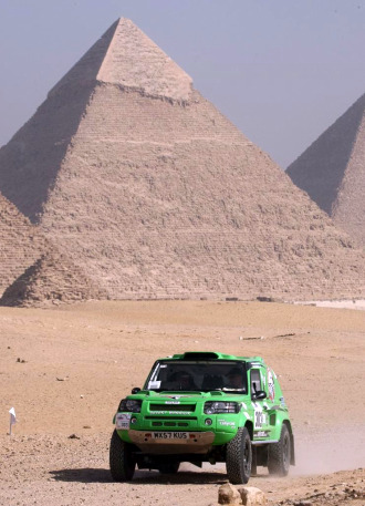 Karim El-Zanaty y Hany Madbouli, en una etapa del Rally de los Faraones.