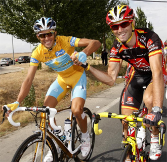 Contador y Valverde posan para MARCA dndose la mano.