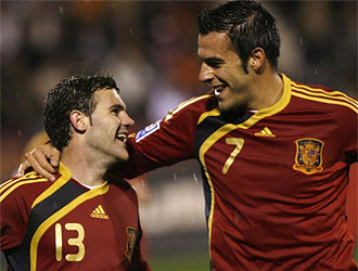 Mata, goleador, y Negredo, debutante, celebran el segundo tanto de España.