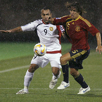 Puyol pelea por un balón con un armenio