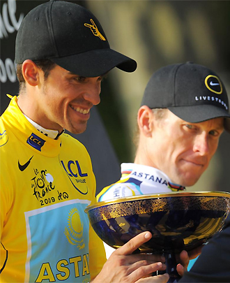 Contador con el trofeo de ganador del Tour 2009